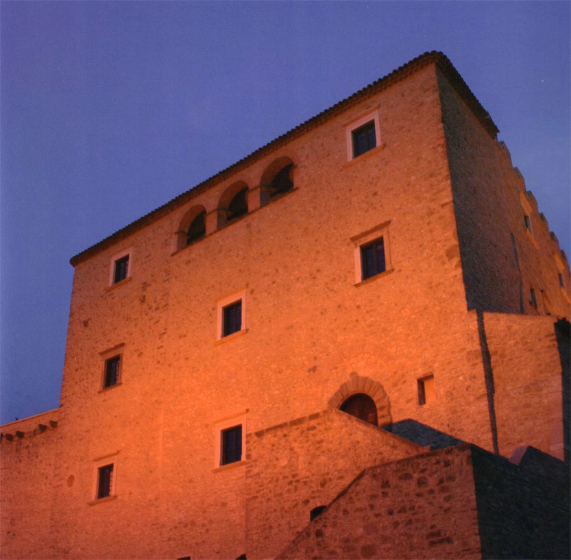 1 - Facciata principale e ingresso al castello