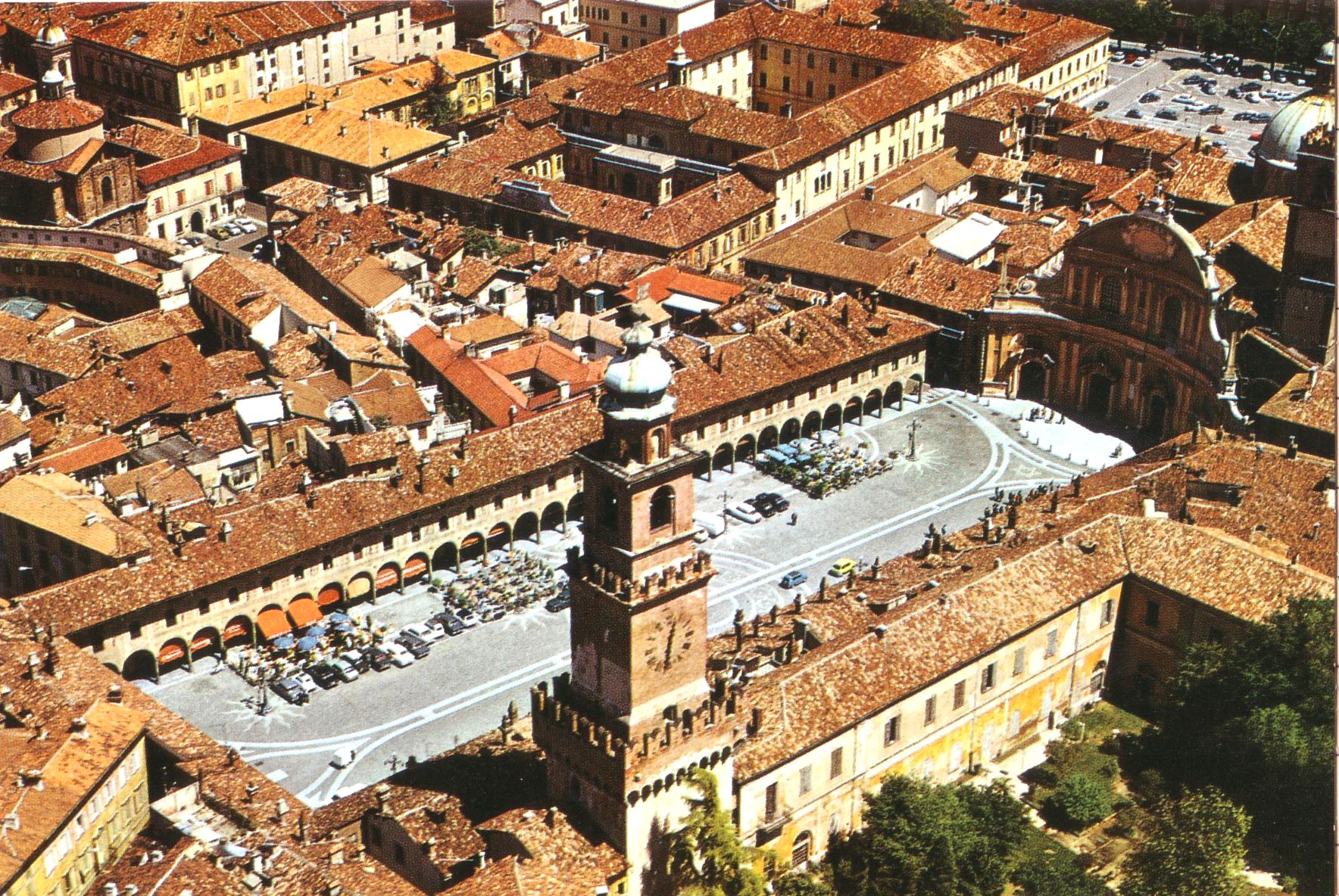 1-La-rinascimentale-piazza-ducale-dominata-dalla-torre-a-volumi-sovrapposti-del-Bramante