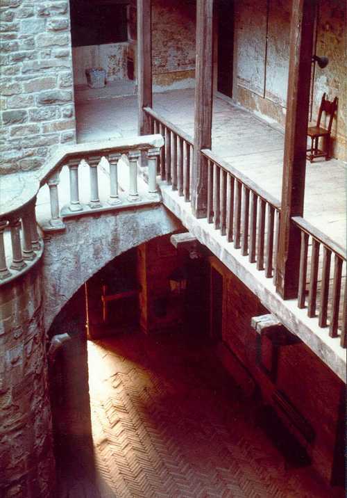 2 - Cortile interno con i ballatoi lignei di distribuzione ai vari piani, dopo il 1297 nella ristrutturazione attribuita a Simone di Battifolle Guidi