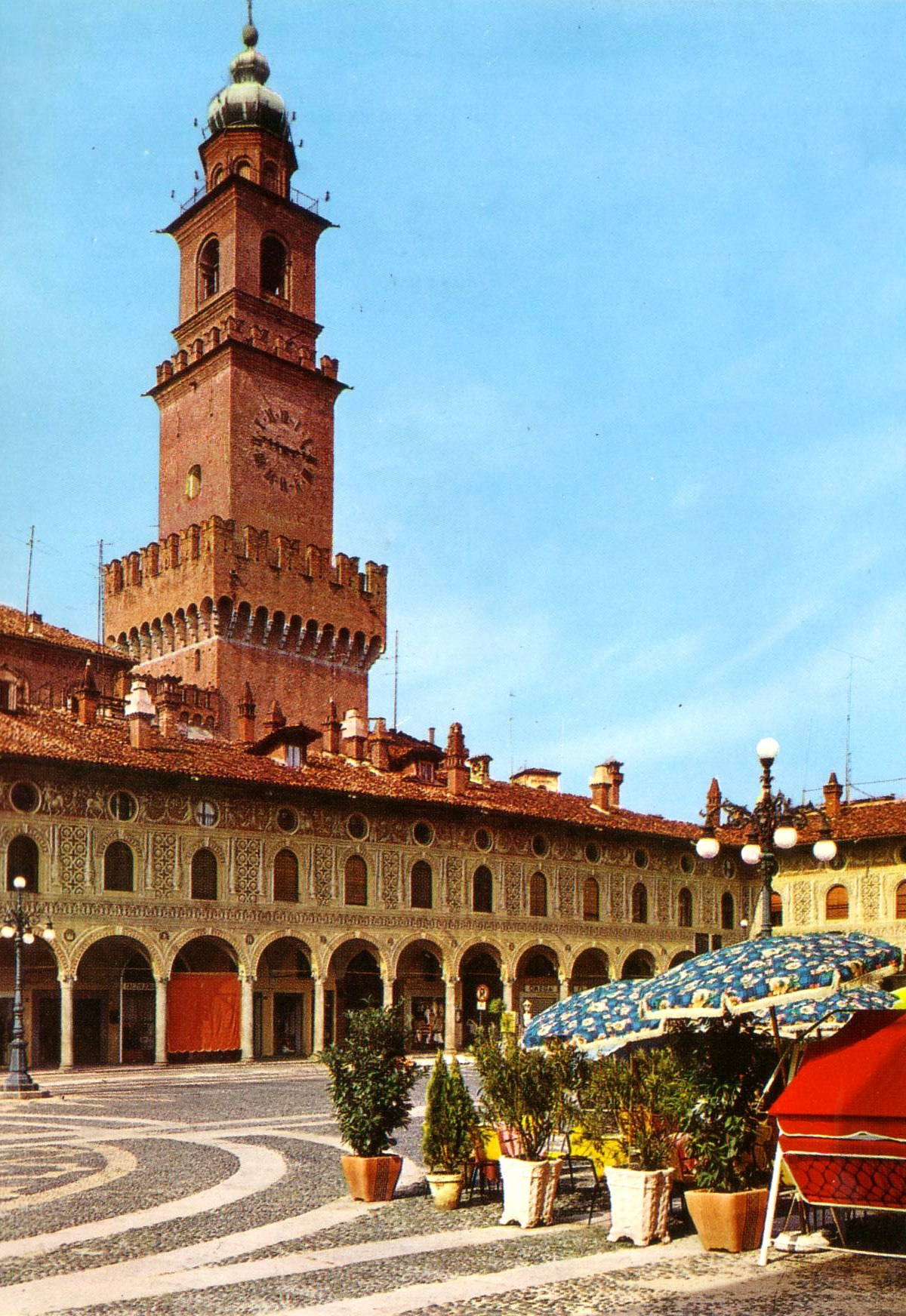 2 - Particolare della piazza ducale, fatta costruire nel 1494 da Ludovico il Moro
