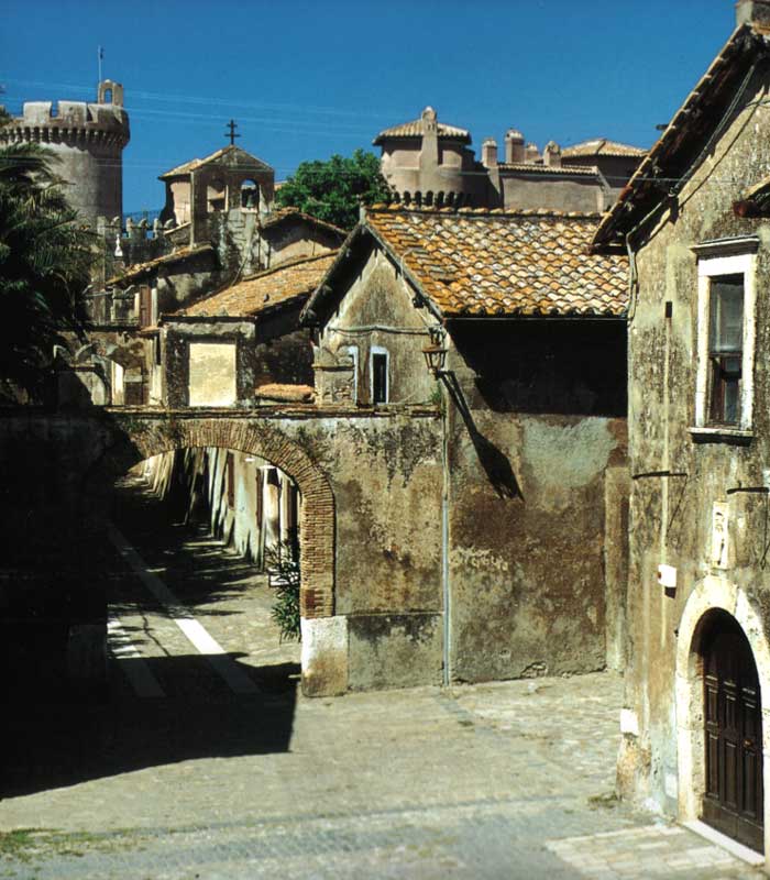2 - Veduta del villaggio, sullo sfondo il castello