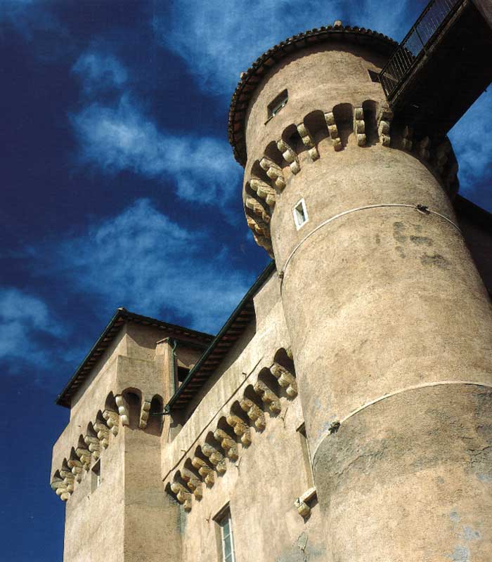 3 - Archetti pensili sulle torri del castello, scorcio dal basso