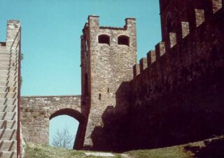 1-Fossato-asciutto-con-la-controscarpa-merlata-e-il-ponte-levatoio-di-ingresso-tra-la-piazza-e-l-antiporta